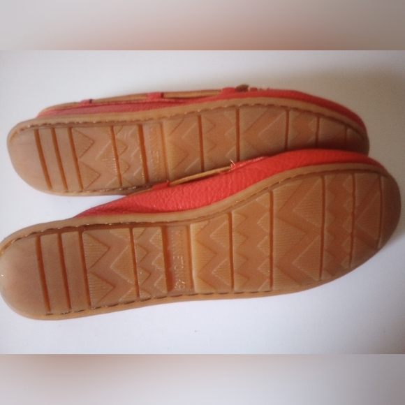 Minnetonka Women's Moccasins in Red and Tan - Picture 4 of 4